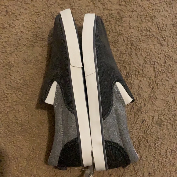 GAP NWT Grey slip on shoes - Picture 3 of 3
